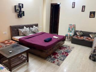 Elite Heaven Retreat 1 BHK Budget Home Stay Tapovan - Tapovan - 6