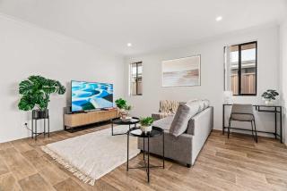Modern Comfort in Piara Waters Perfect for Fam - Perth - 0