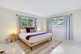 Steps To Beach! 4 Condos In 1- Perfect For Groups - West Palm Beach - 1