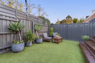 Stylish 3-Bed Thornbury Stay with Outdoor Lounge - 6