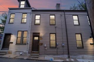 Near Stadium 2 Bdrm House w Fire Pit Free WiFi - Pittsburgh - 0