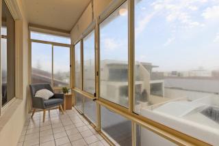 Beachside 2-Bed Apartment with Balcony Views - Glenelg - 7