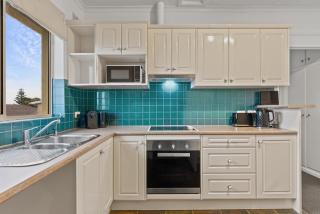 Beachside 2-Bed Apartment with Balcony Views - Glenelg - 2