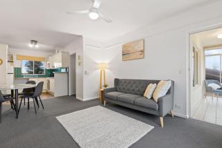 Beachside 2-Bed Apartment with Balcony Views - Glenelg - 4
