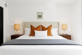 Cozy Upper Flat King Bed in Central Location - 9