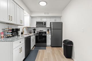 Comfy 1BR Retreat with King Bed in Royal Oak - Royal Oak - 8