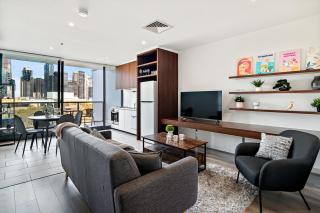 Modern 2B2B Apt near Crown with Parking and City Views - 0