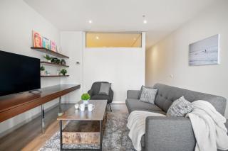 Modern 2B2B Apt near Crown with Parking and City Views - 4
