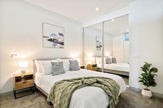 Modern 2B2B Apt near Crown with Parking and City Views - 8