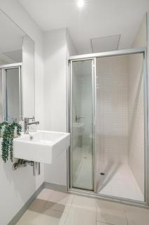 Modern 2B2B Apt near Crown with Parking and City Views - 1