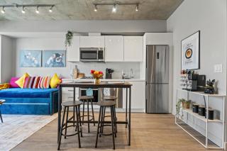 Vibrant PopArt downtown suite, comfy and stylish! - Calgary - 5