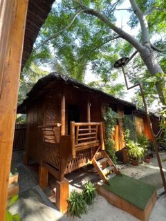 L Cafe Restobar & Lyn's Guest House - 5