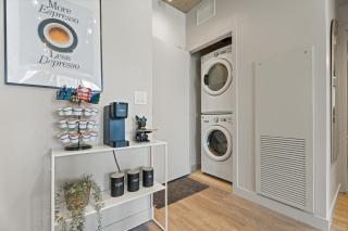 Vibrant PopArt downtown suite, comfy and stylish! - Calgary - 1
