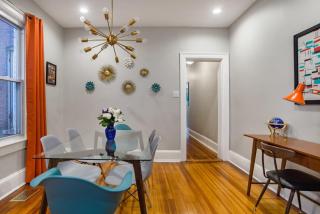 Mid-Century Marvel Steps from Restaurants Bars and Markets 3BR & 2BA - 4