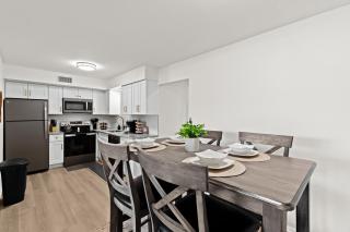 Cozy 1BR Retreat with King Bed in Royal Oak - Royal Oak - 2