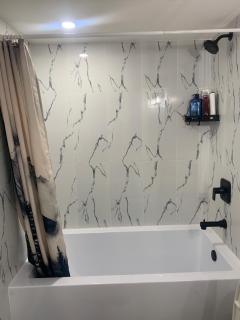 Modern 1BR Entire Suite Near Airport - 9