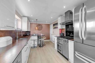 Sea Downs House with Free Parking By My Getaways - 1