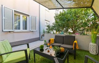 Awesome Apartment In Okrug Gornji - 0