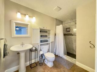 Comfy Haus at West Oaks - 8