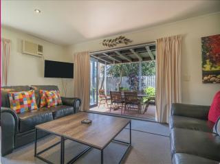 Charming Family Retreat - Cozy 3 Bedroom & 3 Bathroom - 8