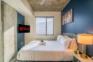 Vibrant 2BD - CDT - Gym, Pool, Parking - Sleep 8 - 6