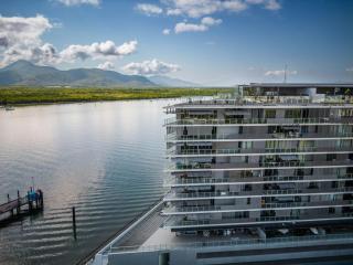 Belle Escapes 14 Harbour Lights with tranquil ocean views - Cairns - 0