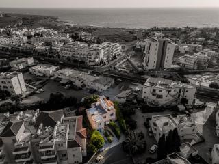 Seaside Sun Kissed House with Pool in Tourist Area - Paphos - 2