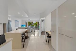 Rojo at Island Views—A Breezy Beachfront Retreat - 3