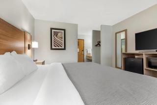 Quality Inn Chesterton near Indiana Dunes National Park I-94 - 2