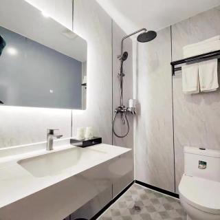 Wanja Hotel is conveniently located near Metro Line 7's Zhongcun Station, Chimelong Tourist Resort, and Dafu Mountain Forest Park - Guangzhou - 2