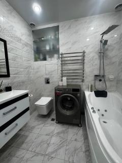 Luxury Apartment with Jacuzzi and Balcony - Yerevan - 2