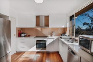 Restful Canberra Retreat in Spacious Terrace Home - Yarralumla - 2