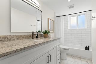 Bright & Spacious Flat Near the Heart of Royal Oak - 5