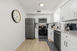 Bright & Spacious Flat Near the Heart of Royal Oak - 8