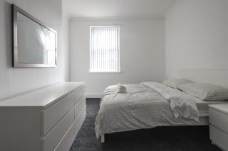 Spacious 4 Bed House - Birmingham - 2