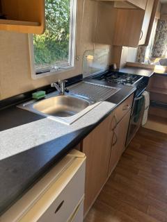 Lovely Caravan With Free Wi-Fi At Broadland Sands Park, Suffolk Ref 20020Bs - 7