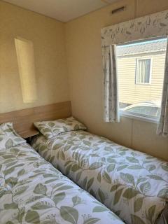 Lovely Caravan With Free Wi-Fi At Broadland Sands Park, Suffolk Ref 20020Bs - 5