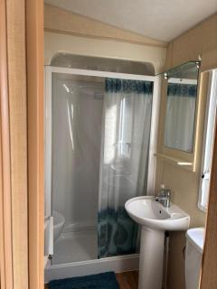 Lovely Caravan With Free Wi-Fi At Broadland Sands Park, Suffolk Ref 20020Bs - Hopton on Sea - 4