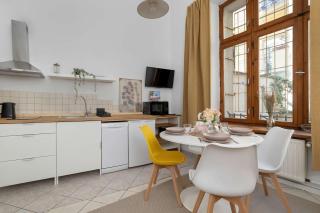 Charming Apartment with Mezzanine near Old Town in Cracow by Noclegi Renters - Cracovia - 8
