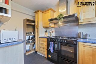 Group Stays Spacious Home in BS4, sleeps 7 - 4