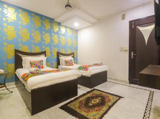 Anand 2 min walk from karolbagh matro - New Delhi - 4