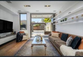 1st Class Living in the Heart of Albert Park - 9