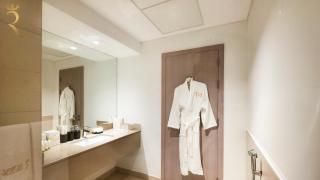 Modern 1BR at Waters Edge Balcony Views and Cozy Dining - Abu Dhabi - 5