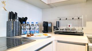 Modern 1BR at Waters Edge Balcony Views and Cozy Dining - Abu Dhabi - 2