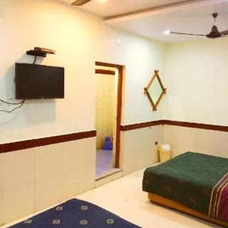 Tirth Hotel - - 6