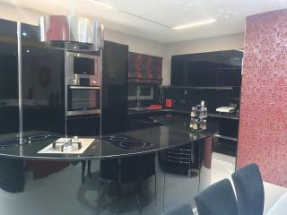 Modern, stylish & comfortable 3 bedroom apartment with jacuzzi and private yard with barbeque - 1