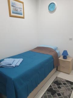 Modern, stylish & comfortable 3 bedroom apartment with jacuzzi and private yard with barbeque - 3