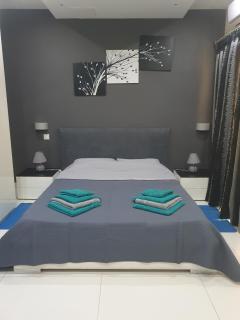 Modern, stylish & comfortable 3 bedroom apartment with jacuzzi and private yard with barbeque - 9