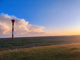 8 Personen Hausboot mit Hot Tub, Sauna, Kaminofen, Klimaanlage, Lounge, Sonnendeck und Garten mit Buddelschiff direkt hinterm Deich in Otterndorf - 2