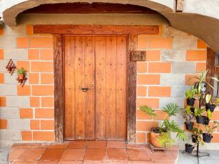 Next to the airport - cute home - 7